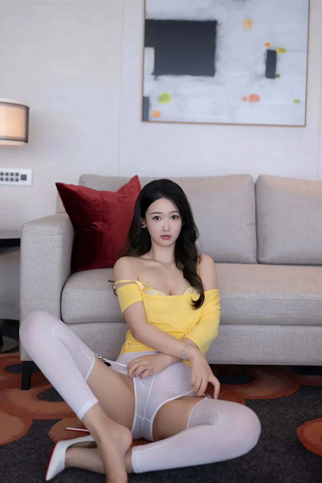 秀人网丰腴御姐玥儿玥，迷人蕾丝自拍写真